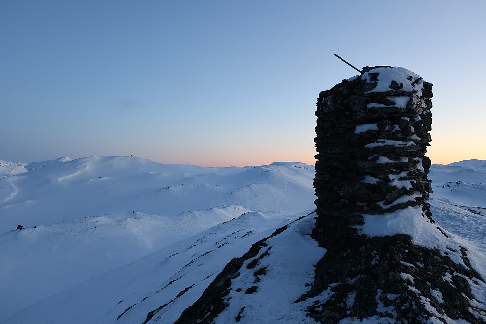 Ifrå ein flott varde på Ygnisdalsfjellet 1185 moh. Med eit fint vinterlig skue mot høgste punkt av fjellet.