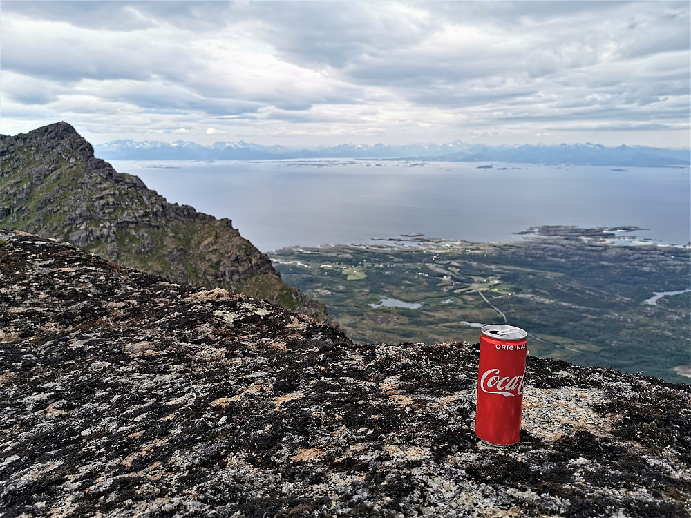 Ifrå siste topp på runda Dalstinden 860 moh med Hamnesfjellet og ei fantastisk havutsikt mot Lofotveggen   