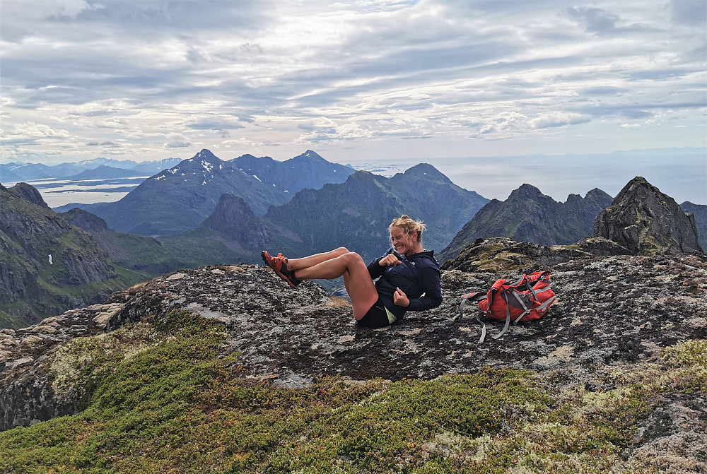 Ifrå siste topp på runda Dalstinden 860 moh Med Hamarøyskaftet balansert på skotuppen og dagen til å nyte naturen med ekstra energi til totalen!   