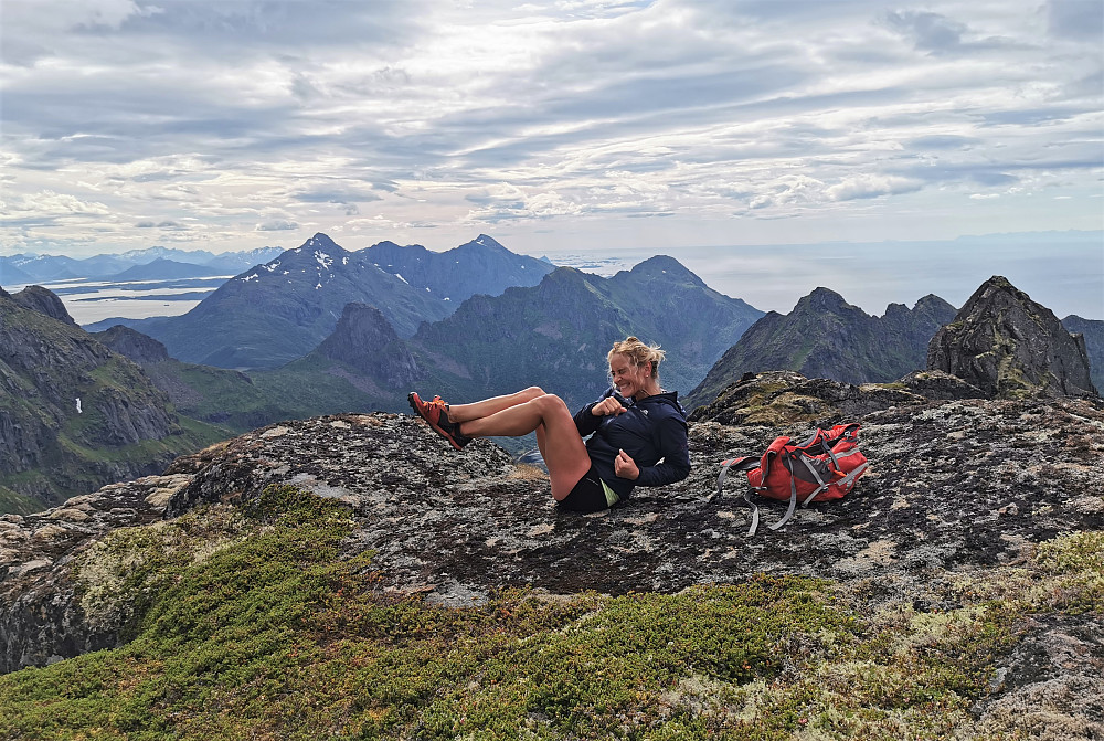 Ifrå siste topp på runda Dalstinden 860 moh Med Hamarøyskaftet balansert på skotuppen og dagen til å nyte naturen med ekstra energi til totalen!