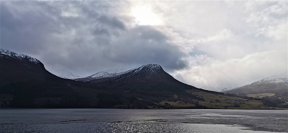 Morgenstemning mot Sanddalen ifrå nordsida av Jølstravatnet.