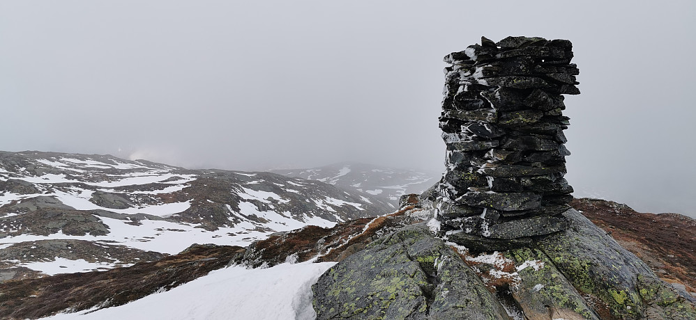 Vind og snøbyger mot toppen av Eikåsnipa idag.