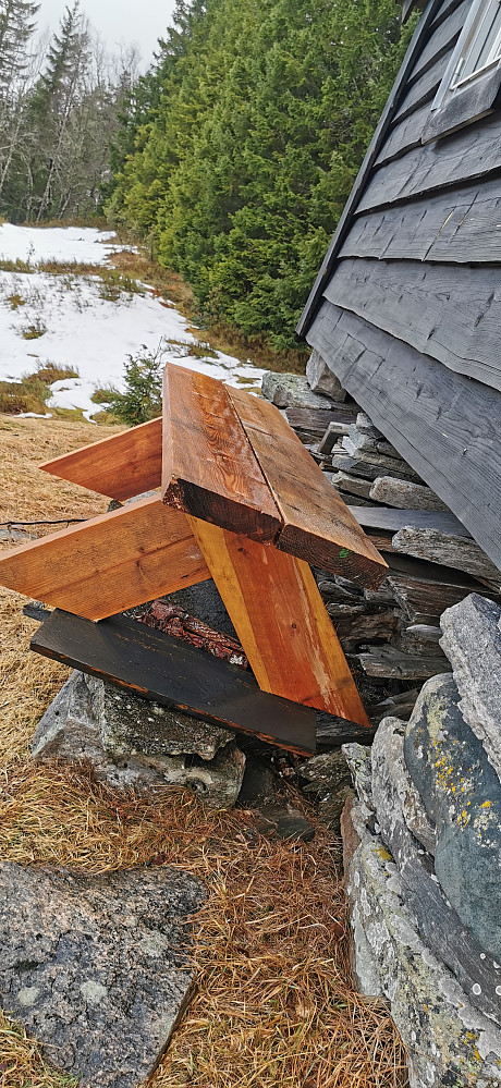 Espen har laga benk på støylen! :) 