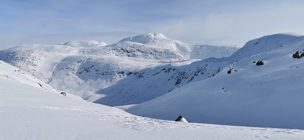 Ved Sygneskardet med skue mot ein så vidt synleg innskoten fjellveg i snømengda. Eindel snøras hadde gått over og rundt i dette området! 