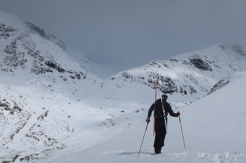 Ifrå Helgedalen og vidare syn mot Steindalen og Steindøla ved foten av Fannaråken 2068 moh 