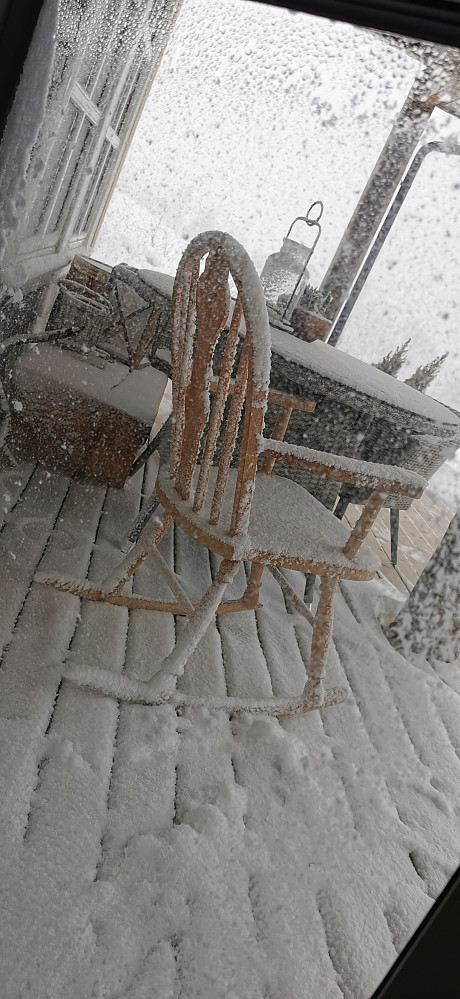 Vinterlig igjen også i Sanddalen. Kosestolen og lesestolen lyt vente ei lita stund :) 