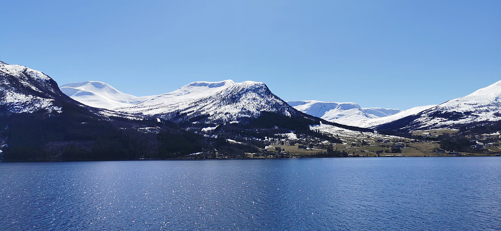 Dagens morgen stemning over jølstravatnet og heim til Sanddalen i Jølster. 