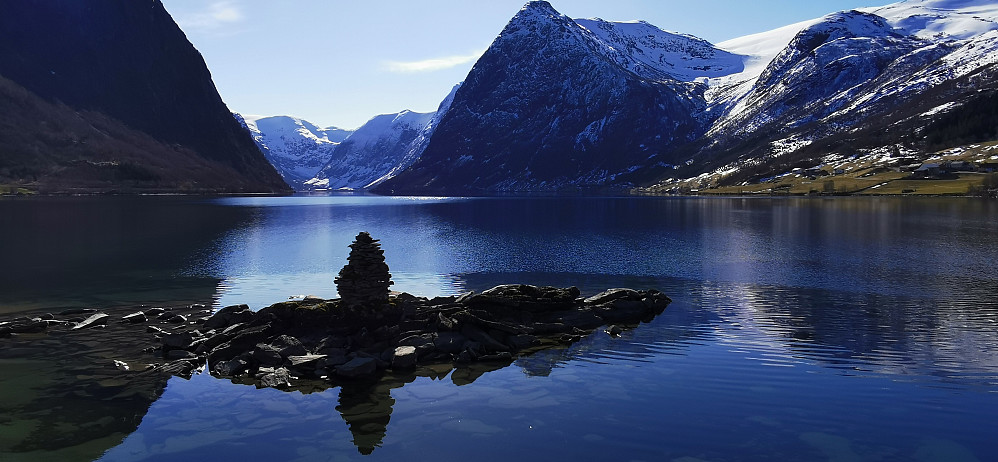 Nydelig fint var det også å reise heimanifrå Jølster/Kjøsnesfjorden mot Sognefjellet i eit nydelig siste aprilver! 