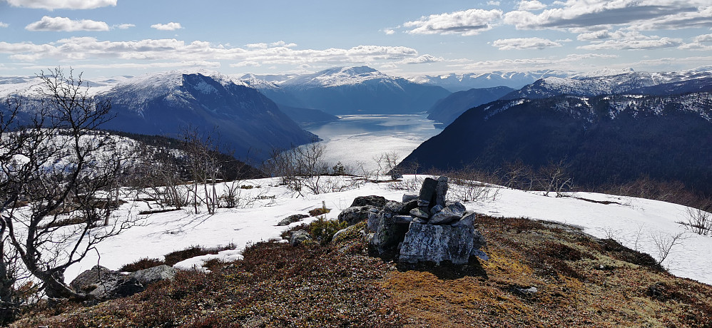Flott skue mot Årdalsfjorden ifrå Mastrehaugfjellet 958 moh 