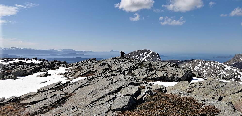 Mot varden på Snøfjellet 782 moh og Klauvekeipen i bakgrunn.