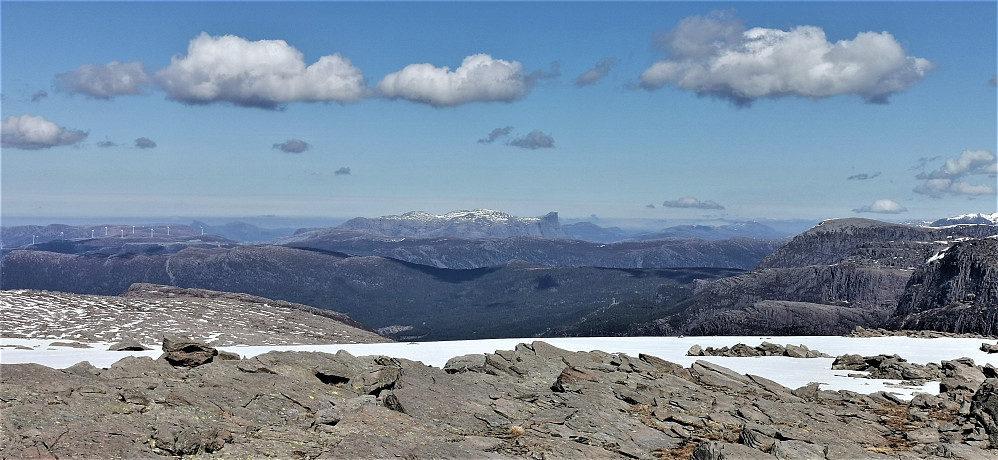 Ifrå Blålidalsfjellet 783 mot den markante Hornelen i bakgrunn. Vindmøllene ute ved Marafjellet...(Hennøy vindpark)