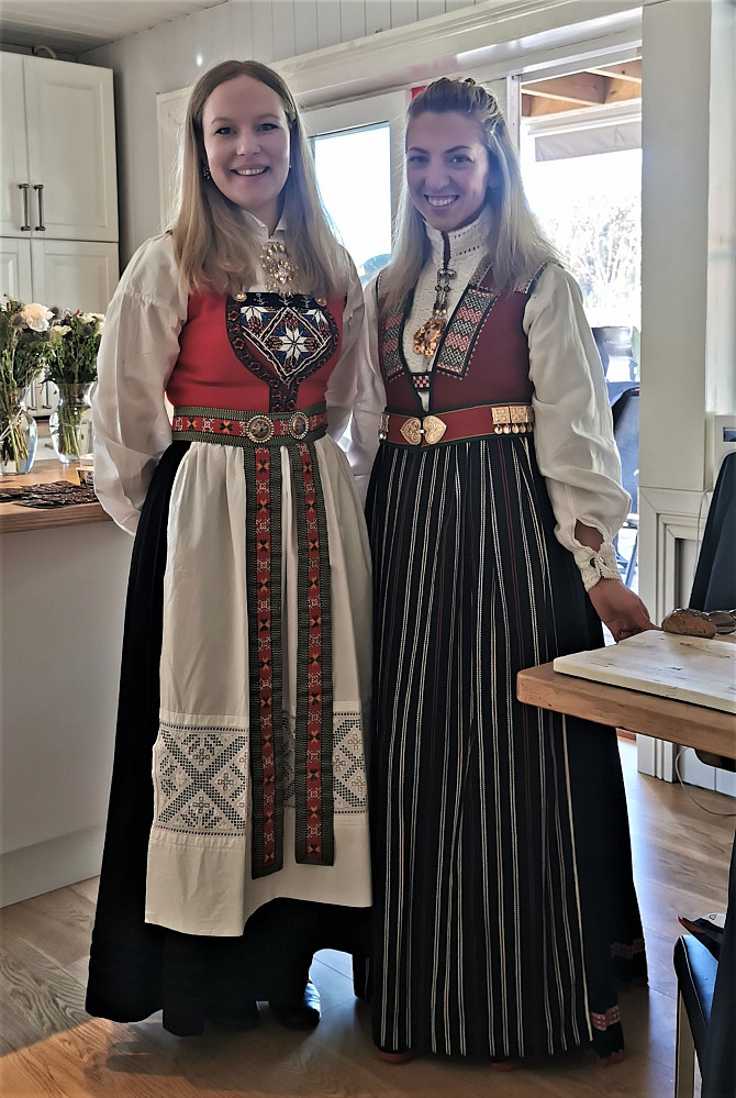 Katrine/svigerdatter ifrå venstre & Miriam/datter er klare for ein strålande dag på Eikås i nydelig ver.