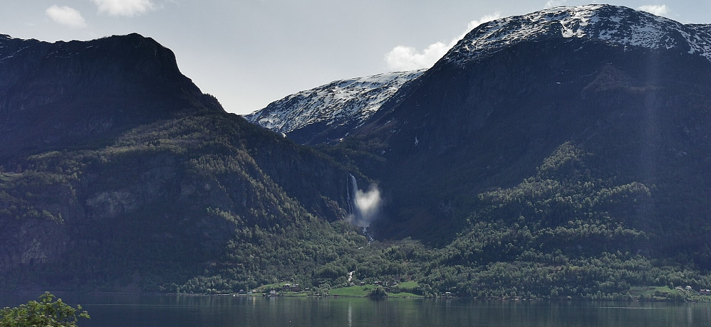 Over Lustrafjorden med vakre Feigefossen.