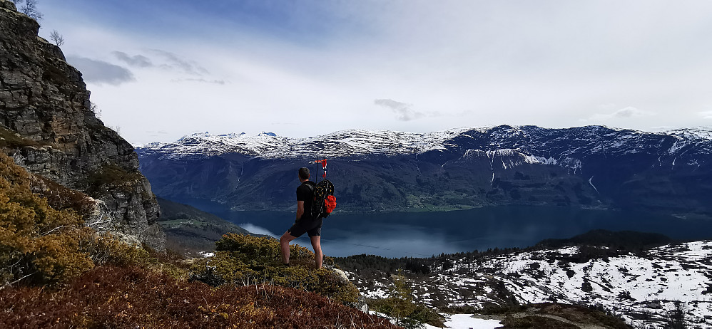 Nydelig skue over Lustrafjorden og fjella mot Tindevegen