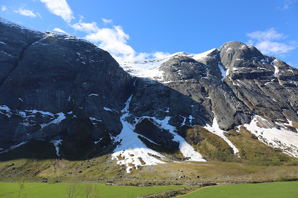 Elsker dei nydelige og barske linjer her heime i fjella i Jølster.
