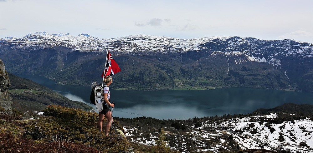 Ved Jagershaugen med skue over Lustrafjorden.