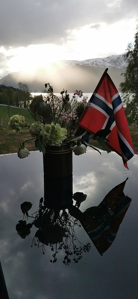 Siste kveldsola heime på Rabben. 