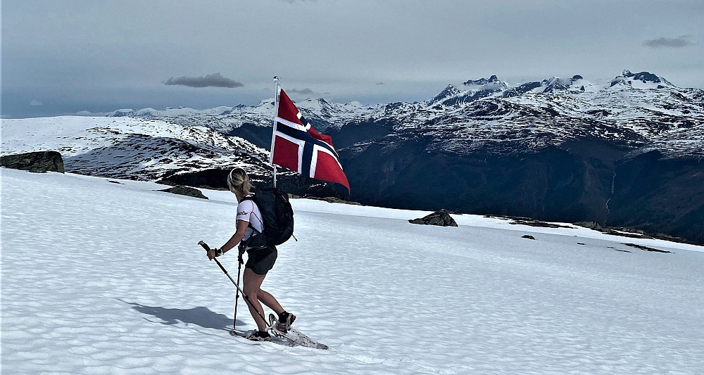 Siste 200 hm var temmelig våt slush! Frykta skred i denne varmen! Og skredet hadde gått inne ved Dyrhaugstindane! Redningshelikopter og luftambulanse flaug over og inn. Godt å registrere at ingen var tekne!  