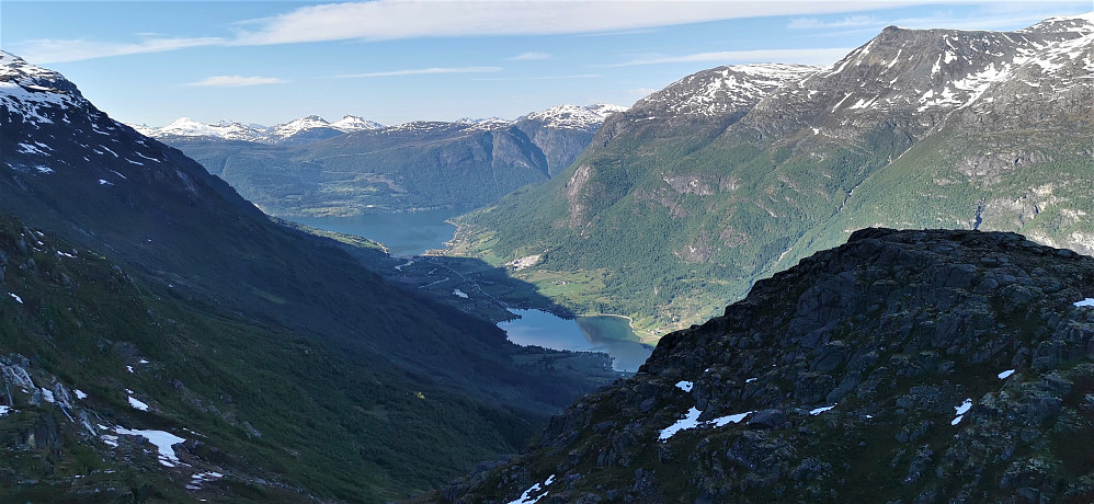 Ifrå vestre Klovane med flott skue ned mot Olden. Bakerst i bildet kan ein sjå i vegen opp mot gondolbana i Loen.