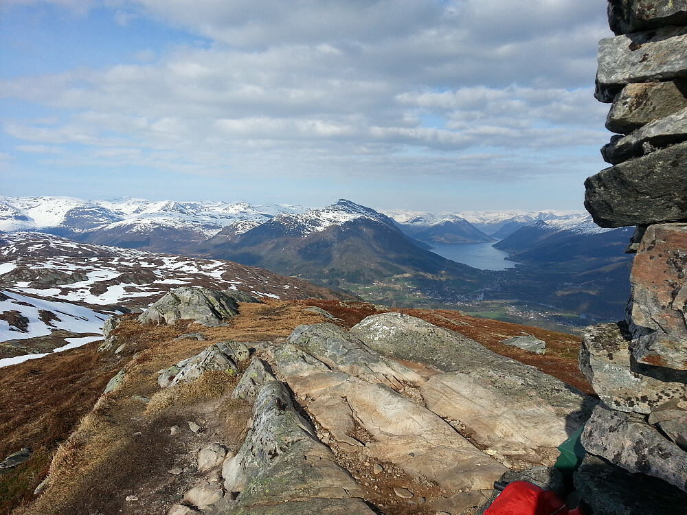 Frå Eikåsnipa 826 moh og tilbake mot Tindefjellet 1083 moh