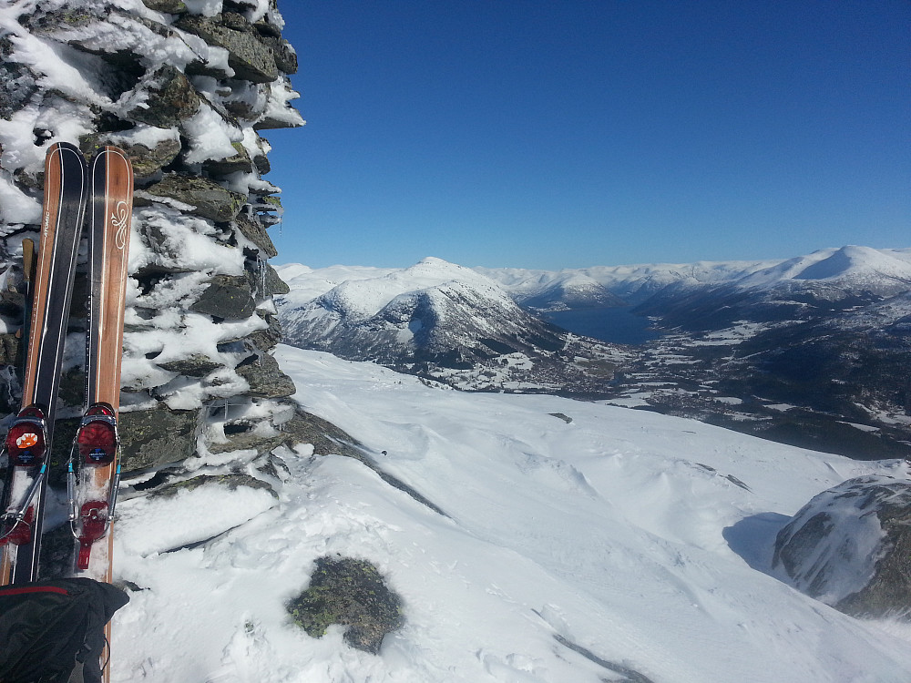 Frå Eikåsnipa 826 moh Jølstravatnet, flotte Jølster toppane og Jostedalsbreen for mange eit uoppdaga ski eventyr :) Silkeføre å renne heim i idag :)