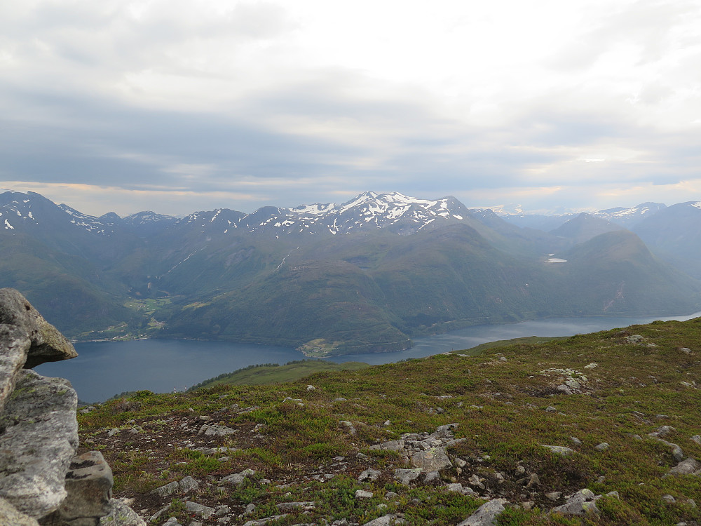 Frå Koppefjellet 940 moh mot Matøskja 1332 moh og Austefjorden