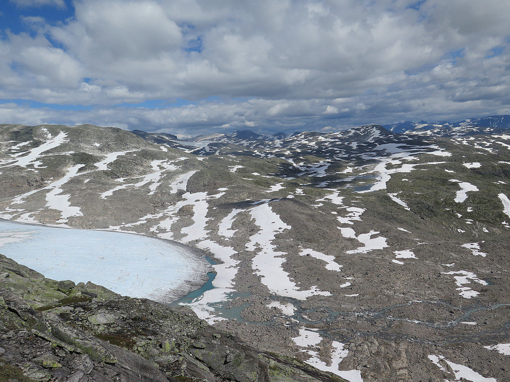 Rundtur frå Tverrådalskyrkja og ned mot Botnen og til venstre i bildet ryggen opp mot Tundradalskyrkja