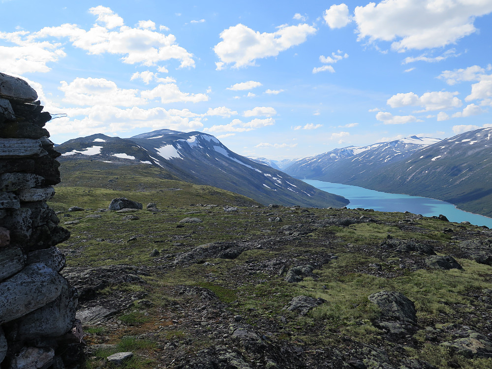 Frå Rundhaugen mot Dyringshøi 1814 m og det flotte Raudalsvatnet