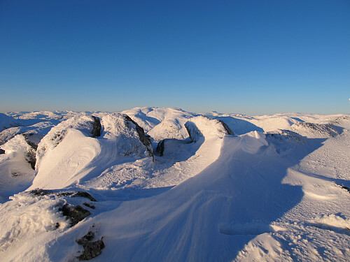 Sandfjellet 1249 m midt i bildet populær skitopp ligg innerst i Angedalen i Førde