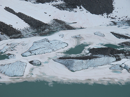 Nydeleg mønster i isvatnet frå Berdalsbreen, mellom Austabotntind og S. Soleiebotntind