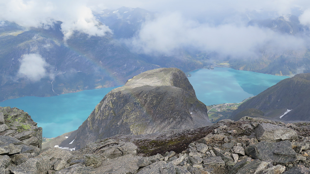 Eit nydeleg fjell og fantastisk utsikt frå Storskredfjellet mot Nesjehyrna og Hjelle