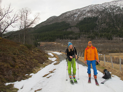 Brit Siv og Ole Vi bar skia ca 200 m frå Parkering Dvergsdalen i Jølster
