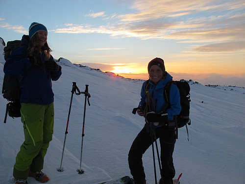 Tid til å nyte fjell roen, ein prat og god latter må til på tur :) Belønning på toppen var ein nydeleg solnedgang :)