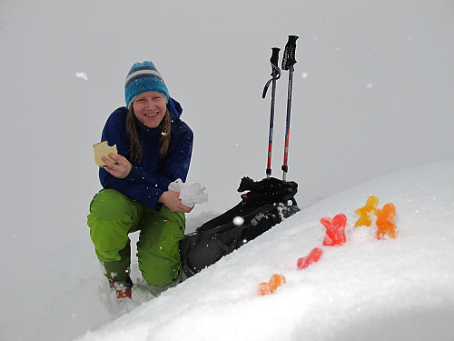 Tung brøytesnø!! og matstopp ein absolutt nødvendigheit..Seigdamer gjorde susen med blodsukker som var litt ute å køyre.... !!! Denne gjengen fant vi navn på og hadde ein tanke på at dei skulle ha vore med oss på tur idag :) :)