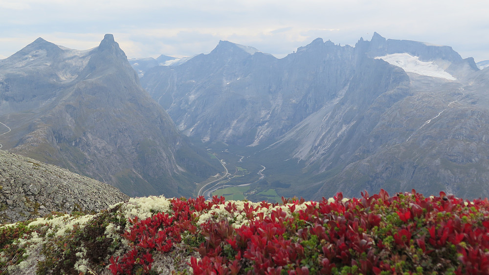 Hauststemning frå Romsdalseggen med Romsdalshorn 1550 moh og Trolltindane