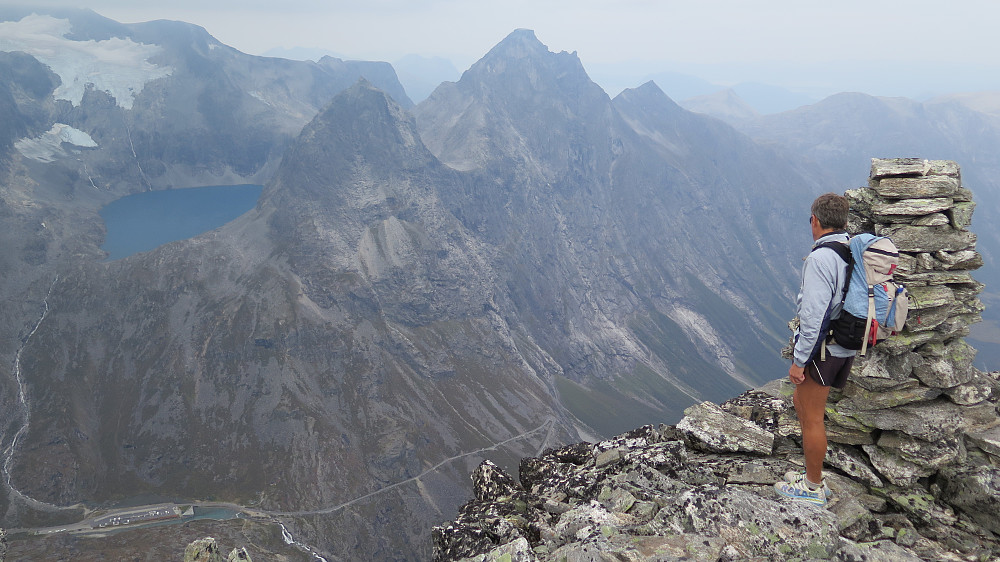 Fint å sjå ned mot Trollstigen, Bispevatnet, Bispen, Kongen og Dronninga
