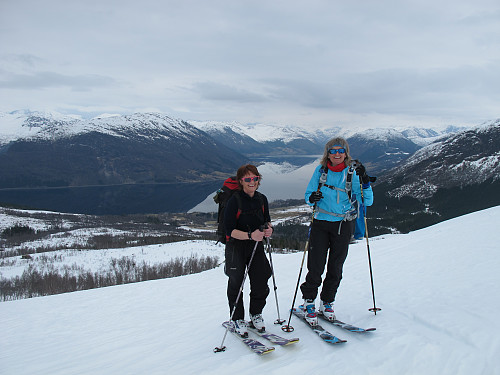 Ein sjeldent vindstille dag på Sandalsfjellet og Jølstravatnet speilblankt :) Heidi og Anne Berit
