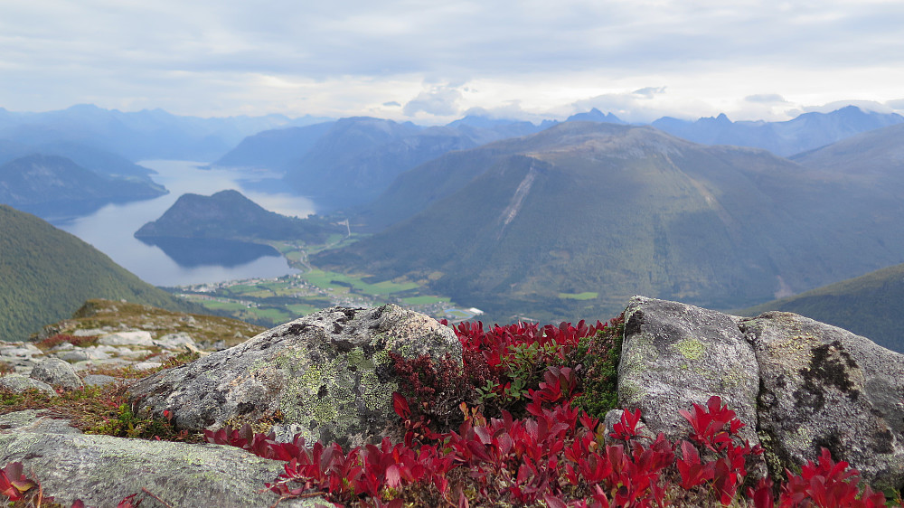 Frå Torslåtten ned mot Måndalen og Voll