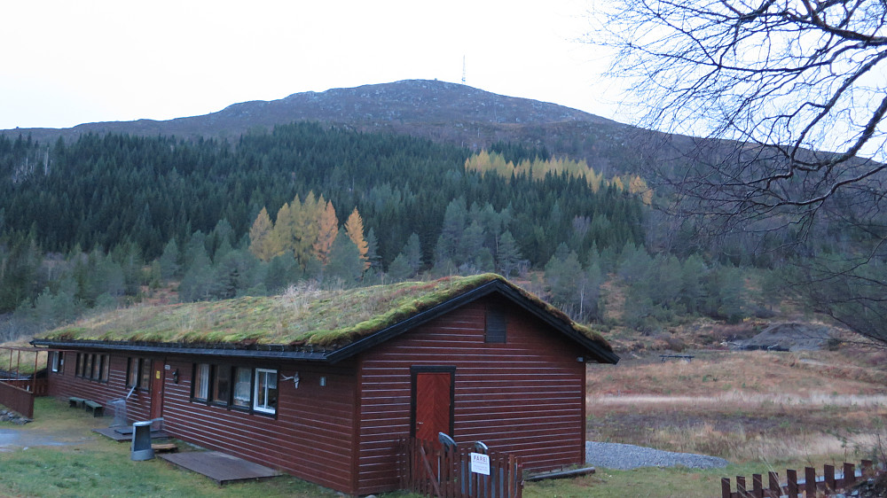 Fin parkering ved skytebane og godt skilta til Helgehornet herifrå.