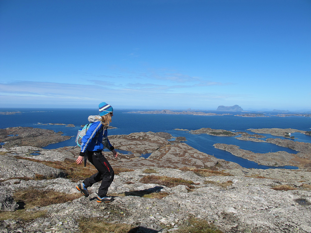 Hågøytinden 180 moh  Ibakgrunn øyane i Nord Solund. Ospa, Færøy, Buskøy og det markante flotte fjellet Alden