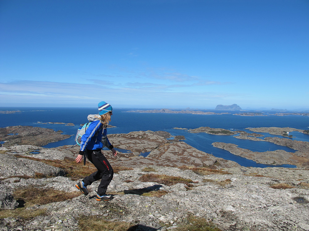 Hågøytinden 180 moh Ibakgrunn øyane i Nord Solund. Ospa, Færøy, Buskøy og det markante flotte fjellet Alden