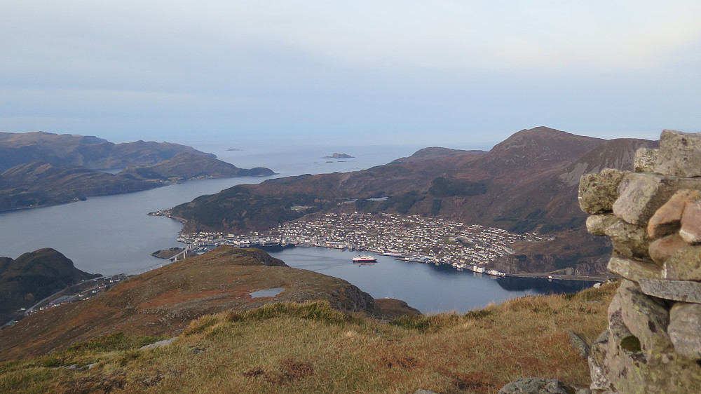 Hurtigruta legg til kai i Måløy, Veten 613 moh over sentrum
