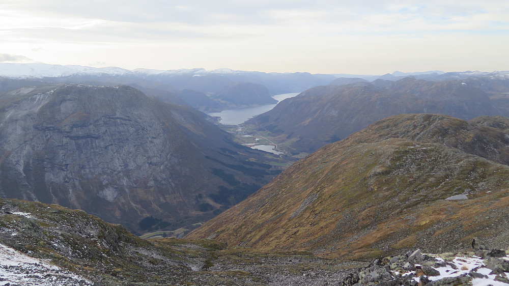 Mot Bolsetnipa, Skei og Jølstravatnet