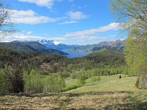 Frå Helgås og startstad til Helgåsheia 402 moh Fint skue mot Heilevangs-massivet