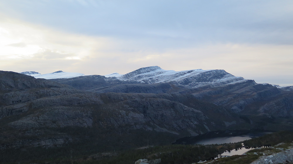 Flott syn og utruleg spesiell natur, mot Maritind, Plogen, Keipen og Hjelmen