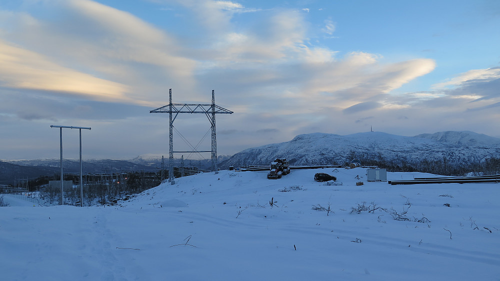 Det nye kraftanlegget og utgangspunkt for turen mot Slakkafjellet 855 moh