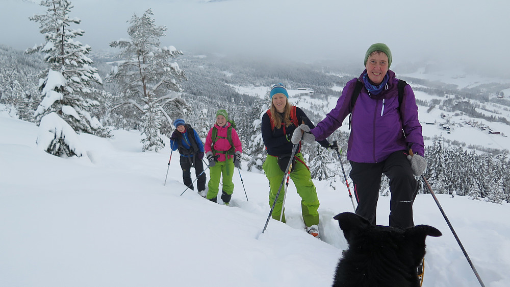 Ina, Rakel, Brit Siv, Irene og Majo i forgrunn :) Opp mot Eikåsnipa