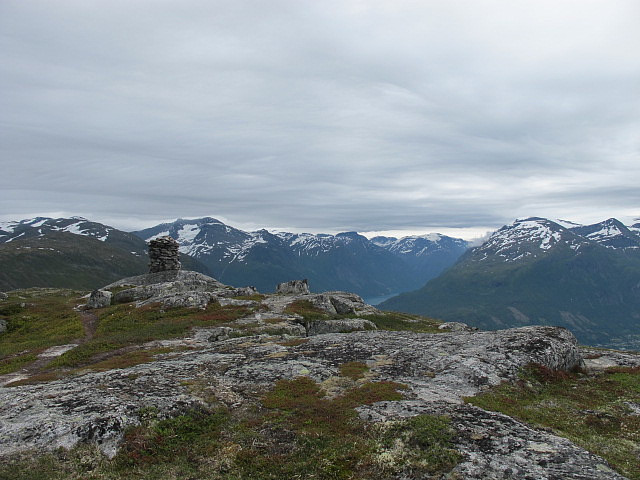 Årheimsfjellet 1007 moh med Skåla ibakgrunn ved varden