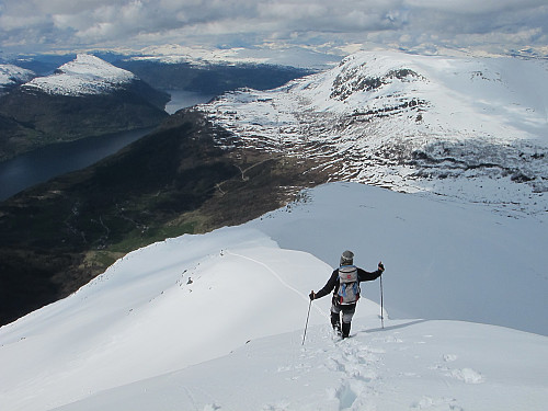 Flott utsikt til Breimsvatnet, Ryssdalshorn og Blåfjellet i front