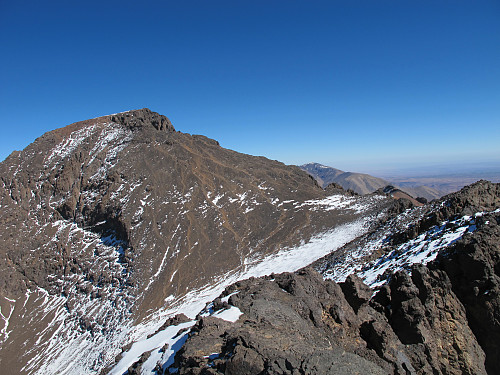 Frå Toubkal Southwest 4030 moh mot Jebel Toubkal 4167 moh